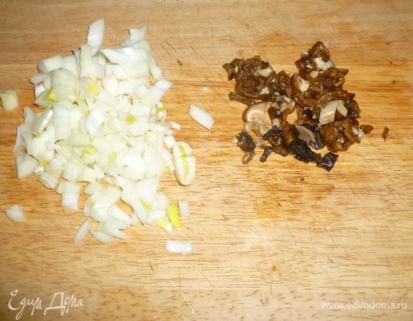 Лук и чеснок измельчить. Грибы откинуть на сито, жидкость сохранить, грибы мелко нарезать.