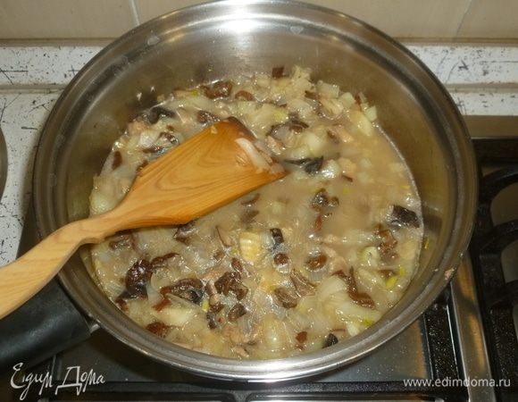 Разогреть масло, обжарить лук и чеснок. Добавить грибы, тимьян. Влить жидкость из под грибов и вино, добавить бульон. Уварить вдвое.