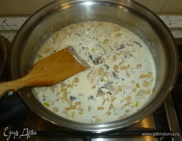 Добавить сливки, варить до состояния густого соуса. Пюрировать блендером.