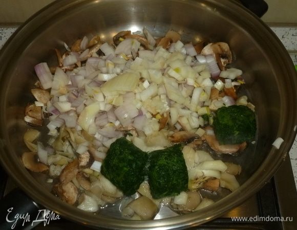 Рулеты. Измельчить лук, шампиньоны, сыр, шпинат (если берете свежий). Разогреть масло в большом сотейнике, обжарить грибы. Добавить лук. Готовить до прозрачности. Добавить шпинат, 30 мл вина. Выпарить вино.