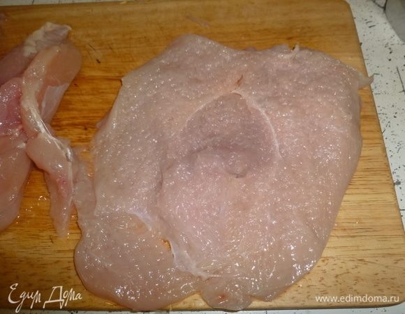 Филе разрезать как книжку, отбить. Приправить солью и перцем.