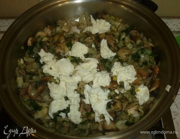 Начинку остудить и соединить с сыром. Приправить по вкусу.