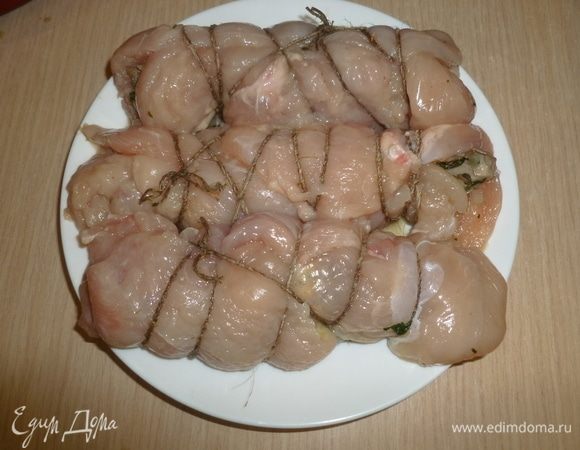 Филе свернуть в рулет и перевязать нитью.