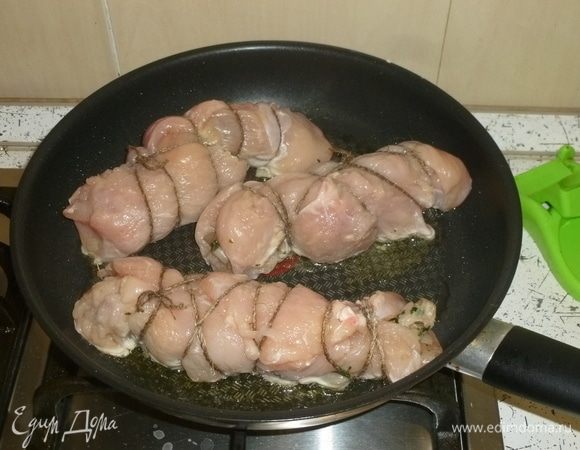 Обжарить на сковороде до золотистой корочки. Переложить в форму для запекания и поставить в духовку по. 190°С на 30 минут.