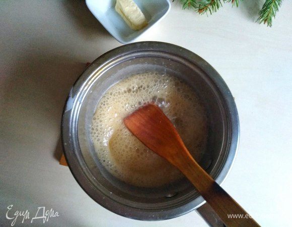 Сняв с огня, аккуратно добавляем теплые сливки и перемешиваем лопаткой. Затем добавляем сливочное масло, мешаем, пока оно не растворится.