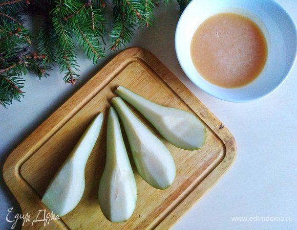 Возьмем груши, очистим от семечек. У меня форма небольшая, поэтому мне хватило одной большой груши.