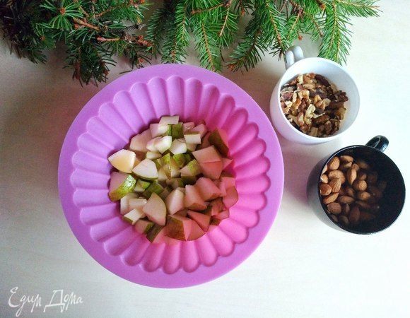 Груши выкладываем на дно нашей формы.