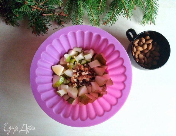 Освобождаем середину и кладем измельченные грецкие орехи. Поливаем карамельным соусом.