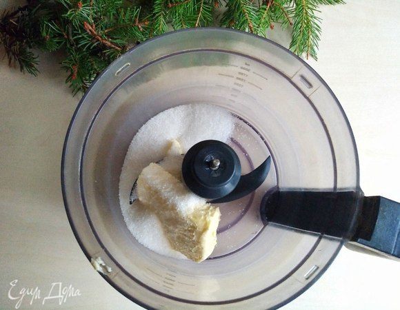 Отправляем в комбайн размягченное сливочное масло и сахар. Перемешиваем на небольшой скорости. Затем добавляем соль, разрыхлитель и измельченные зерна кардамона. Постепенно вводим яйца по одному, продолжая перемешивать. 