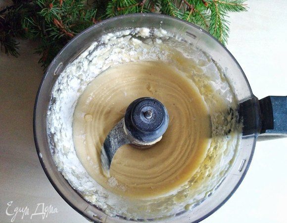 Затем понемногу добавляем миндальную и обычную муку. Обычной муки мне хватило 150 г. Тесто получается достаточно густым.