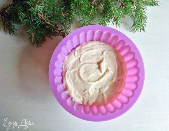 Покрываем тестом наши груши в карамели. Отправляем в разогретую духовку 180°С на 45-50 минут. Когда пирог готов, немного остудив перевернём его вверх дном на решетку, дадим остыть полностью, а затем на блюдо.