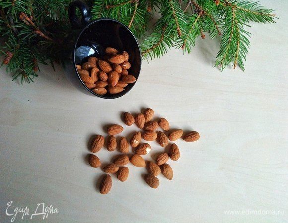 Теперь приготовим тесто. Измельчаем миндаль в муку.