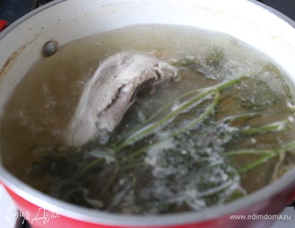 Сварить куриный бульон с добавлением зелени. В процессе варки посолить, добавить перец и лавровый лист.