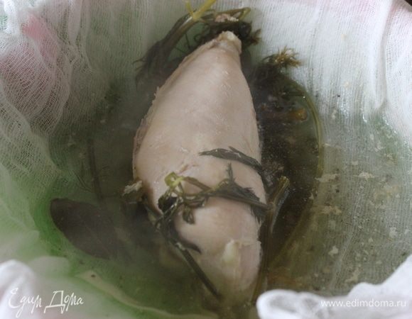 Процедить, дать куриной грудке остыть.