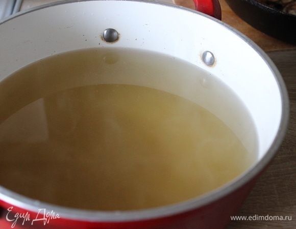 Бульон вновь перелить в кастрюлю.