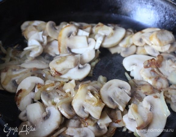 Пока варится бульон. подготовить грибы и лапшу. Лук нарезать тонкими четвертинками колец. Обжарить на сливочном масле. Добавить нарезанные пластинками шампиньоны. Обжарить.