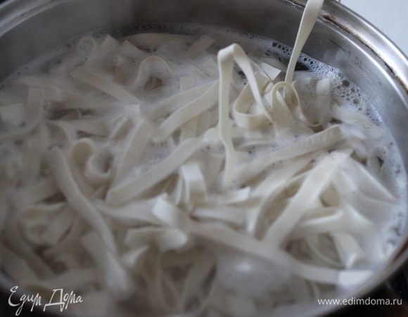 Отдельно сварить лапшу.