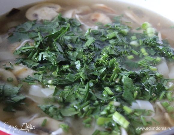 Снять с огня. Добавить рубленую петрушку и зеленый лук.