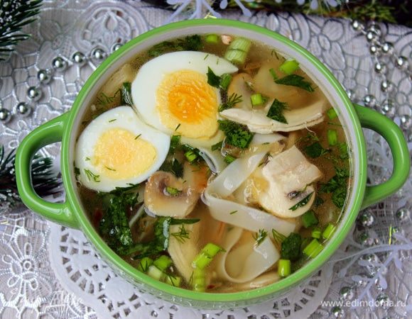 Налить суп в тарелки. Добавить ломтики вареного яйца. Приятного аппетита!
