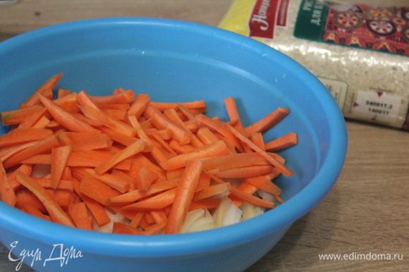 Морковь и лук я беру крупные. Лук нарезать четвертинками колец, морковь крупной соломкой.
