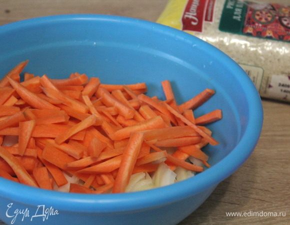 Морковь и лук я беру крупные. Лук нарезать четвертинками колец, морковь крупной соломкой.
