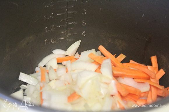 Включить программу «Жарка». В чашу мультиварки налить масло, разогреть. Добавить лук и морковь, обжарить.
