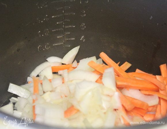 Включить программу «Жарка». В чашу мультиварки налить масло, разогреть. Добавить лук и морковь, обжарить.