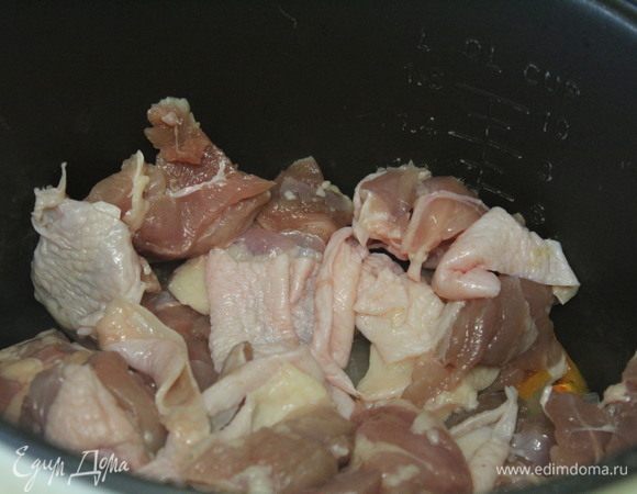 Добавить куриное филе. Обжаривать до окончания программы.