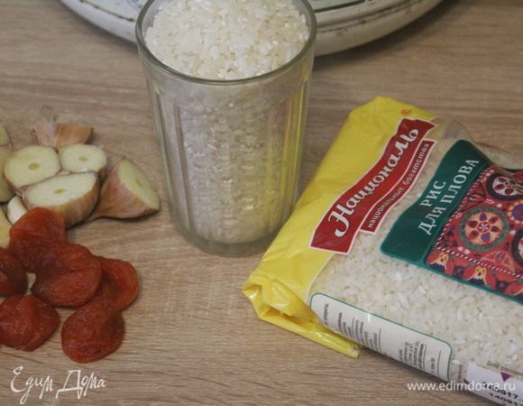 Чеснок очистить от верхних рубашек, разрезать на 2 части. Можно просто очистить зубчики чеснока. Курагу помыть.