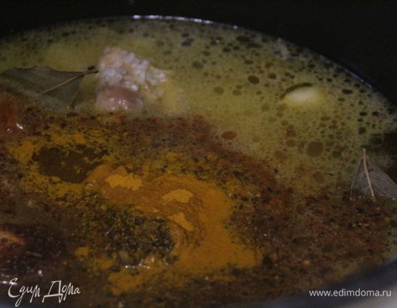 Добавить лавровый лист, приправу для плова, куркуму, соль. Добавить воду.