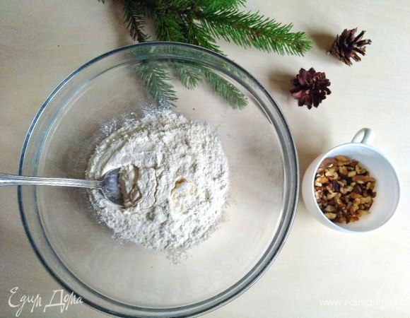 Смешаем все сухие ингредиенты. Высыпаем муку в глубокую миску.