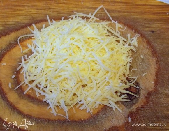 Натрите твердый сыр.