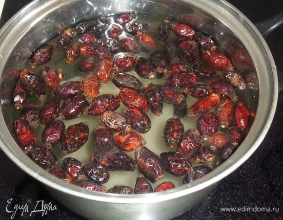 Кастрюлю ставим на огонь. Добавляем в кастрюлю сахар.