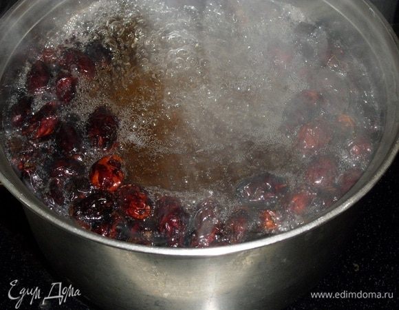 Доводим до кипения. Выключаем огонь. Кастрюлю накрываем крышкой и оставляем на 30 минут.