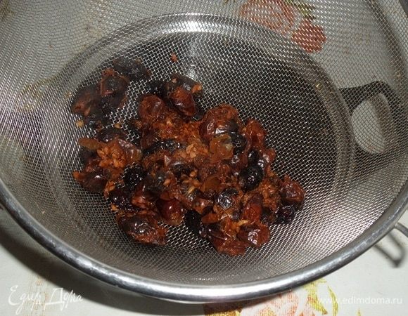 Затем напиток процеживаем через дуршлаг или сито.