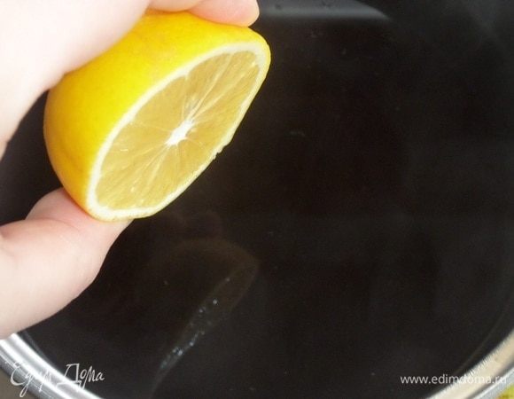 В процеженный напиток добавляем свежевыжатый сок 1 лимона. Перемешиваем.