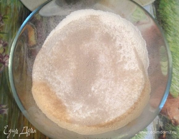 Просейте муку в миску и смешайте с сахаром, солью и сухими дрожжами. Влейте теплое молоко и начните замешивать тесто.