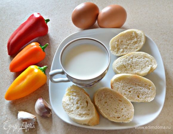 С ломтиков белого хлеба срезать корочки, мякиш замочить в молоке. Перец для тельного я использовала «мини», трех цветов. Вы можете взять один перец одного цвета либо отрезать по половинке от разноцветных. С разноцветным перцем наше тельное будет наряднее.