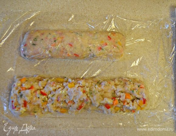 На пищевую пленку выложить рыбный фарш и плотно свернуть рулетом, завернуть в несколько слоев пленки. Опустить рулет (получилось два небольших) в кипящую воду и варить при слабом кипении 30-35 мин.