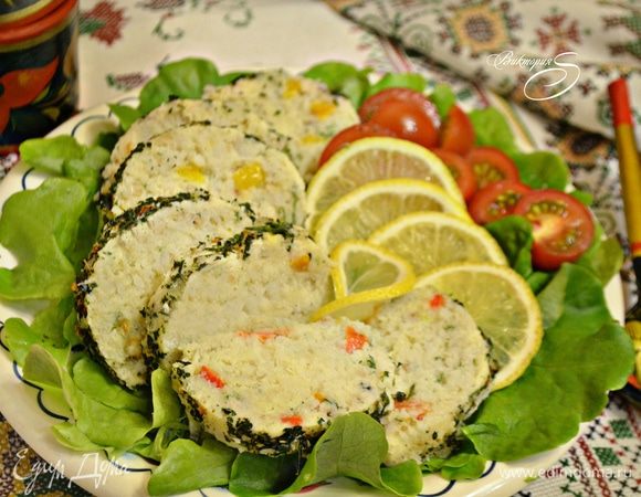 Выложить тельное на тарелку, украсив лимоном, зеленью и свежими овощами.