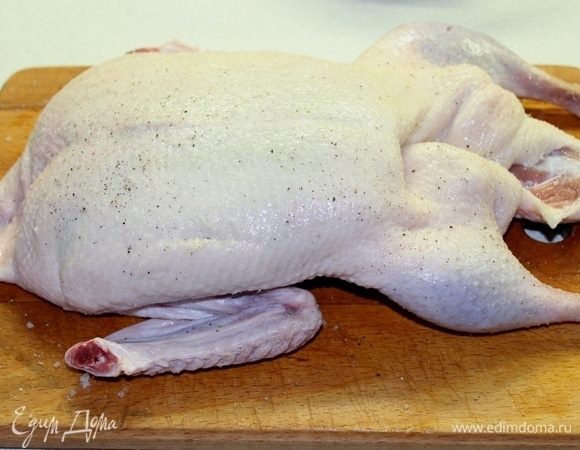 Утку помыть, обтереть бумажными полотенцами. Обрежьте у крыльев первую фалангу. Натрите тушку солью и перцем.