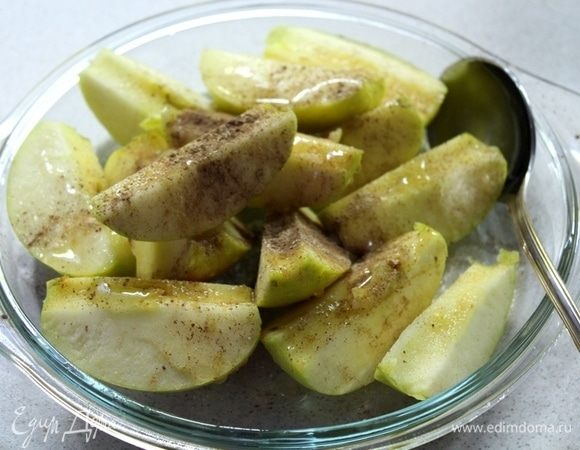 Половину яблок нарежьте на четвертинки, приправить медом, корицей имбирем, перемешать. Начинить утку яблоками и отправить запекаться на 1 час при 200°С, периодически поливая утку выделившимся жиром.