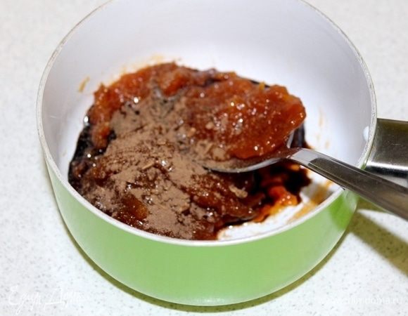 Для глазури смешать джем, корицу, бальзамический уксус и измельченную гвоздику. Проварите 3 минуты.