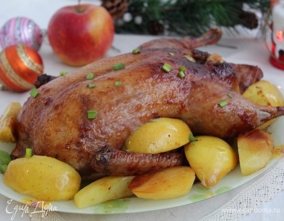 Если при проколе из утки вытекает прозрачный сок, то утка готова. Достаньте утку из духовки и накройте ее фольгой, оставьте на 10 минут. Затем переложите утку на блюдо и зовите гостей.