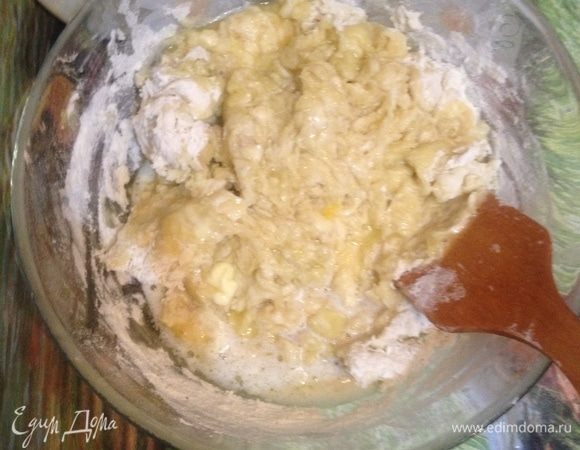 Добавьте растопленное сливочное масло, перемешайте и вымешивайте руками, пока не получится мягкое, гладкое тесто.