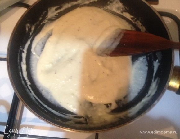 Для рыбной начинки сварим соус бешамель. Для этого растопите сливочное масло в сотейнике, добавьте муку и, помешивая, готовьте 1-2 минуты. Влейте тонкой струйкой молоко и размешайте, чтобы не было комков. Варите соус 5 минут до загустения, посолите поперчите и приправить мускатным орехом.