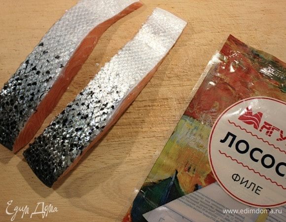Рыбу очистить от чешуи, но кожу не снимать. В упаковке был еще кусочек хвостовой части, но я его не использовала здесь.