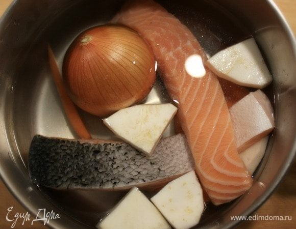 Сложить овощи и рыбу в кастрюлю, залить холодной водой и поставить на средний огонь. Довести до кипения, убавить огонь до минимума, снять пену. Добавить перец, соль и варить 30 минут, не позволяя бульону сильно кипеть.