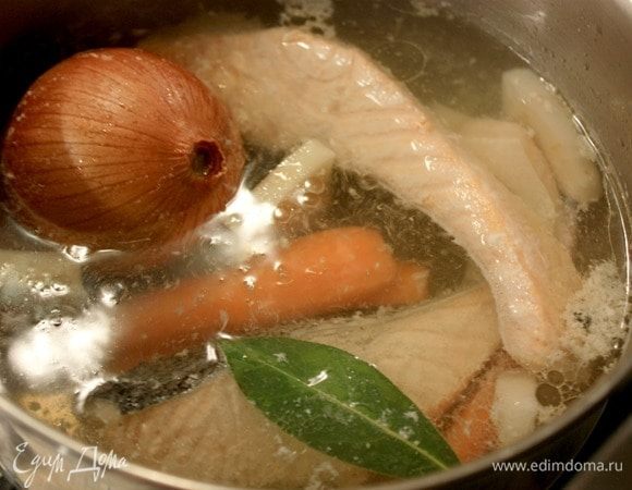 За 10 минут до окончания варки положить лавровый лист. Чем медленнее кипит бульон, тем больше шансов, что он будет прозрачным и не понадобится оттяжка для его осветления. У меня был заранее сварен и заморожен бульон (300 мл) из 2 голов, хвостов и позвоночников форели. Я его просто разморозила и нагрела до закипания, затем смешала со свежим. Если вы готовите заливное из целой тушки рыбы, то вместе с филе положите и голову, хвост, плавники. Через 30 минут шумовкой достать филе на тарелку, а остальное варить часа полтора с приоткрытой крышкой. В этом случае бульон становится клейким и можно обойтись без желатина.