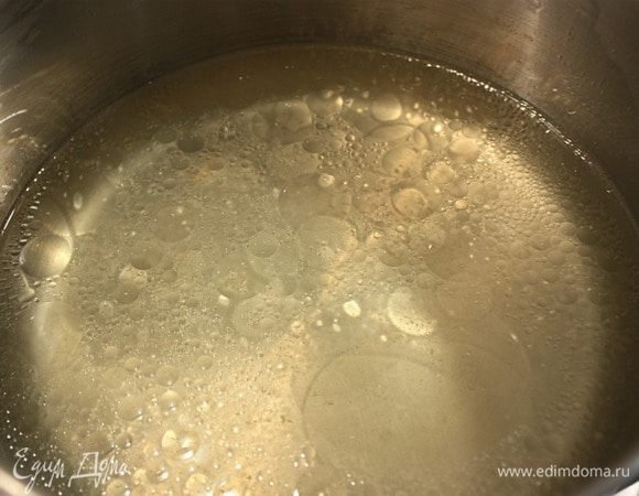 Рыбу вынуть из бульона и остудить. Снять с филе кожу. Рыбу нарезать кусочками нужного размера. Бульон аккуратно процедить через несколько слоёв марли.